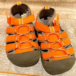 Keen toddler water shoes size 9 med